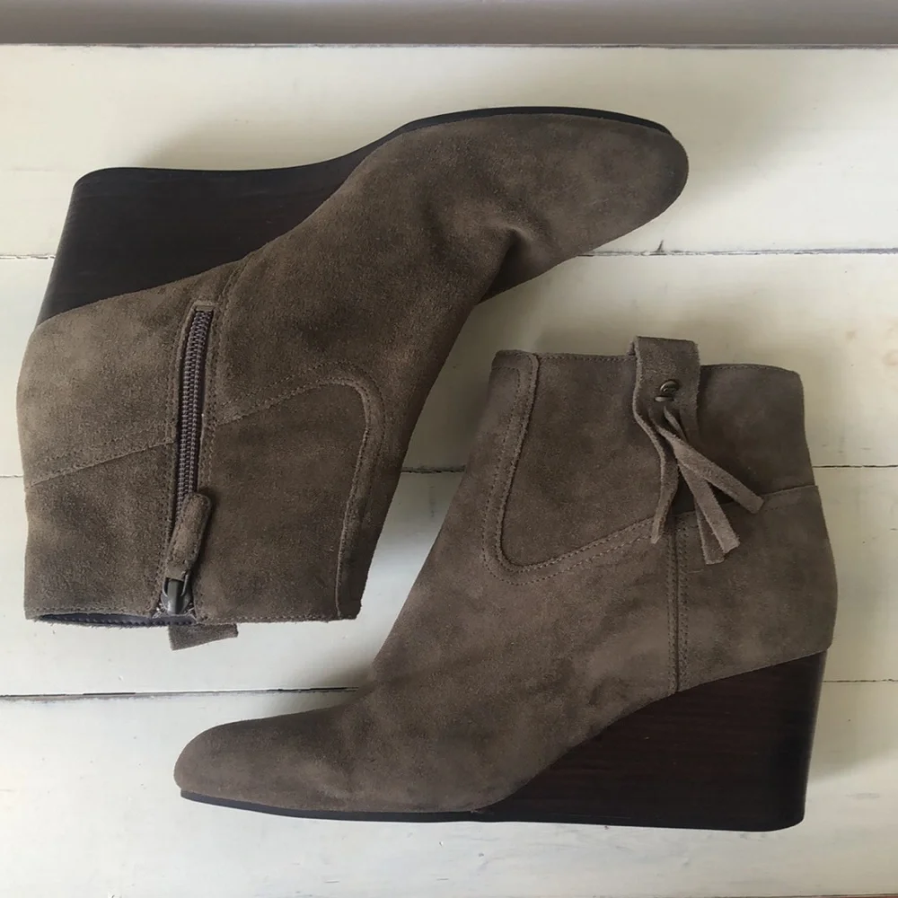Cole Haan Elsie Tan Suede Tassle Wedge Ankle Boots Size 8